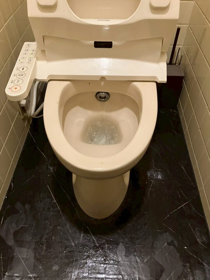 高圧洗浄作業後の1階トイレ。水漏れが解消し床が乾いた状態