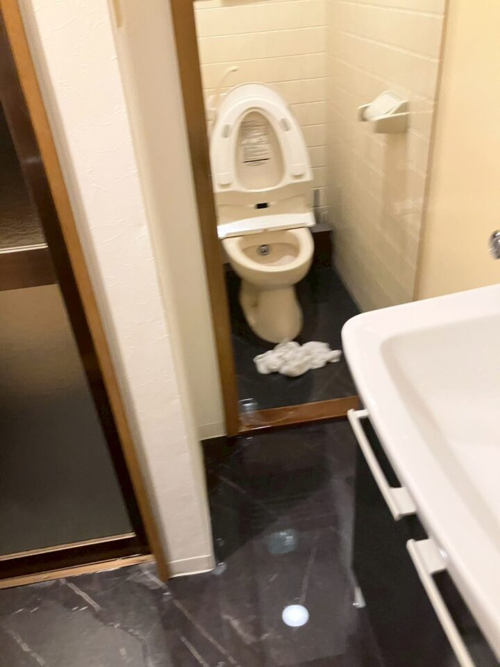 2階トイレの施工前の全体像。同系統のウォシュレット付き便器