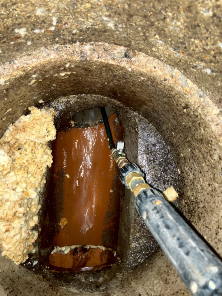 排水枡の管内に高圧洗浄ノズルが挿入されている様子のアップ