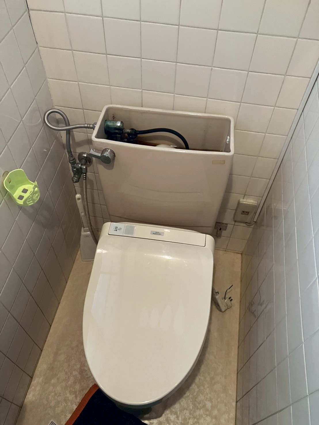 施工完了後のトイレ全体。タンクが正常に設置され、水漏れのない状態に回復した