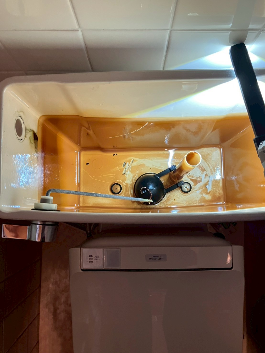 タンク内部を別角度から確認。タンク内壁に茶色いスケールと錆が厚く堆積している