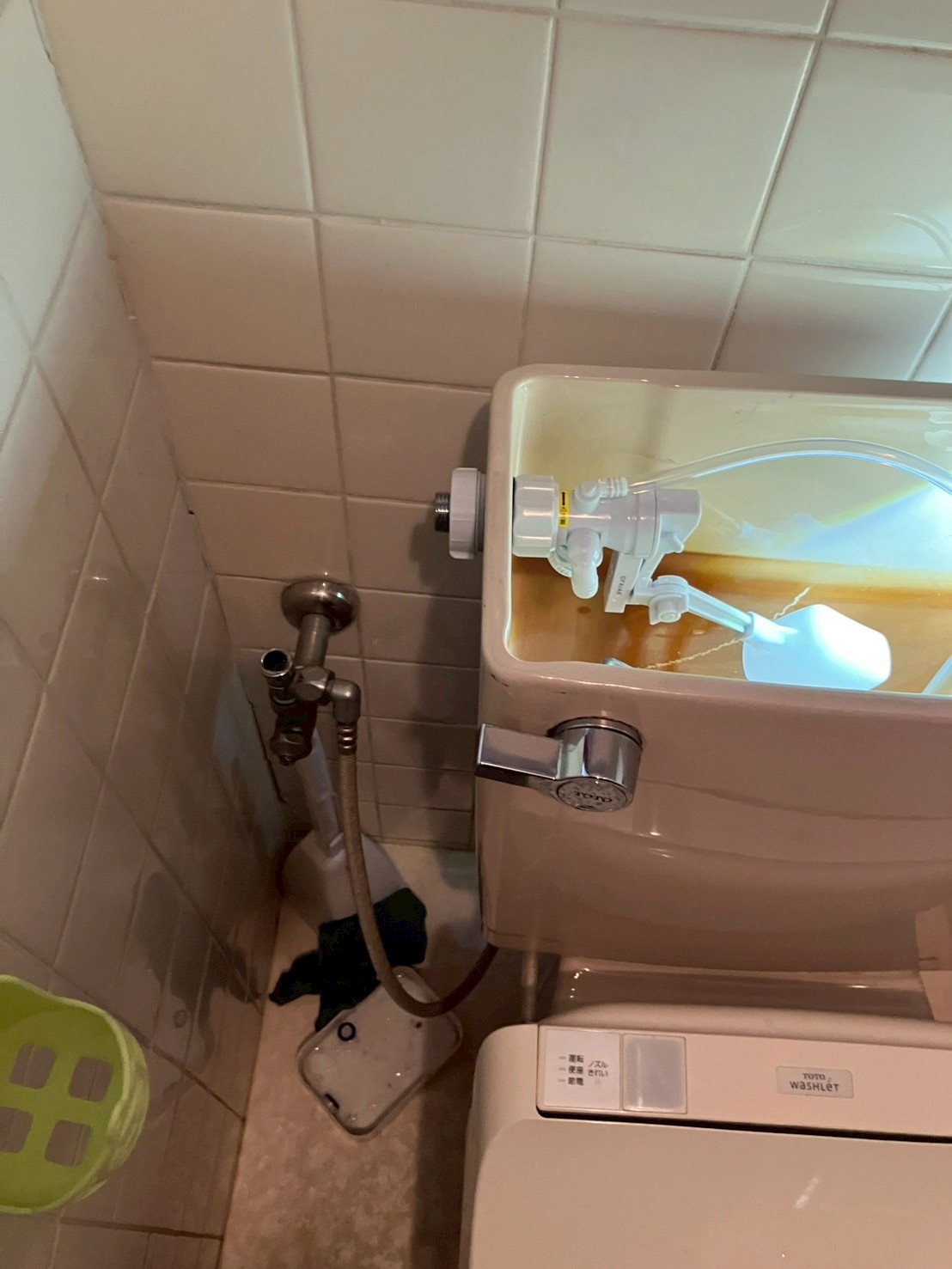 新しい小型フロート式ボールタップをタンクに取り付けた状態。壁側には新しいステンレス製フレキ管も確認できる