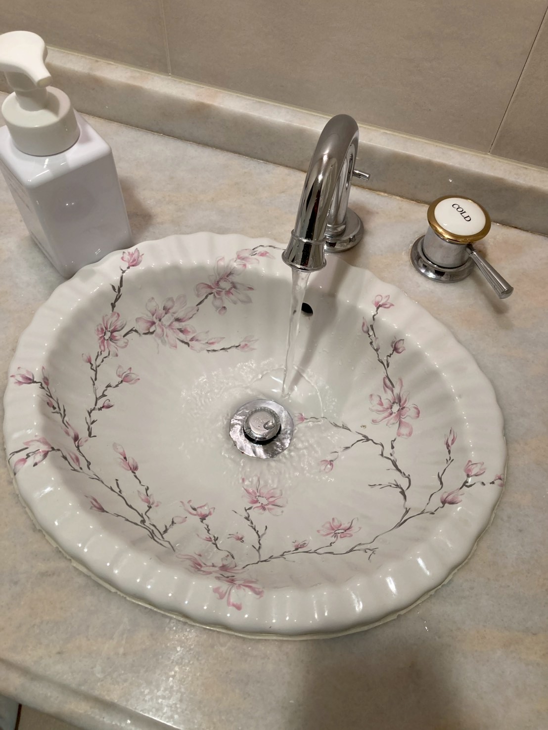 施工完了後の手洗い器。水を流して通水確認中。スムーズに排水されている