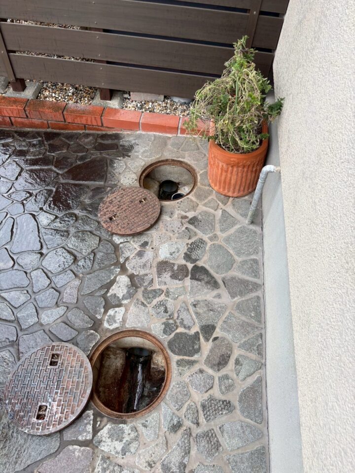 石畳の庭に設置された2か所の排水枡を開けた全景