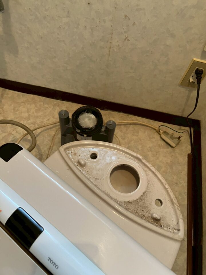 タンクを外した後に露出した床フランジ（排水接続部）の汚れの状態