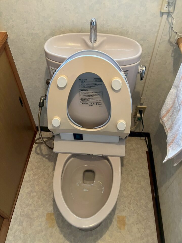 作業完了後のTOTOトイレ。便器内の水が正常水位に戻り詰まりが解消された状態