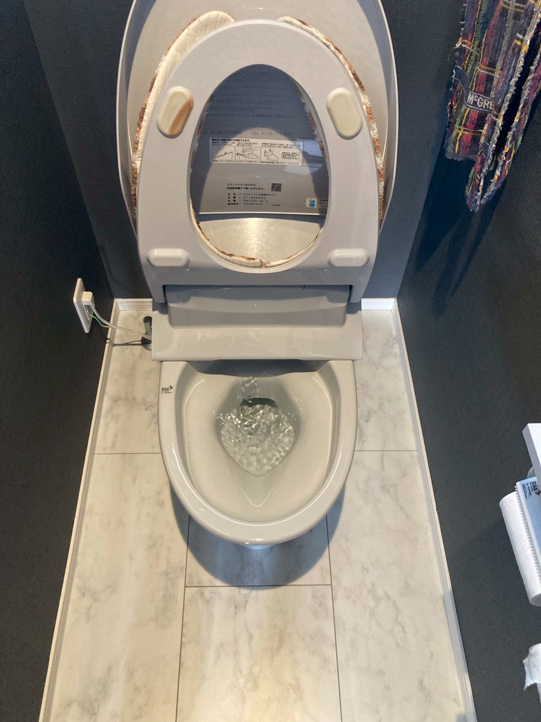 作業前の2Fタンクレストイレ。便器内に水泡が多数あり詰まりが発生している状態