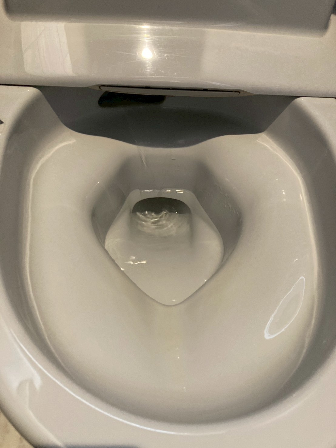 作業完了後の便器内アップ。正常な水位に戻り詰まりが解消されている