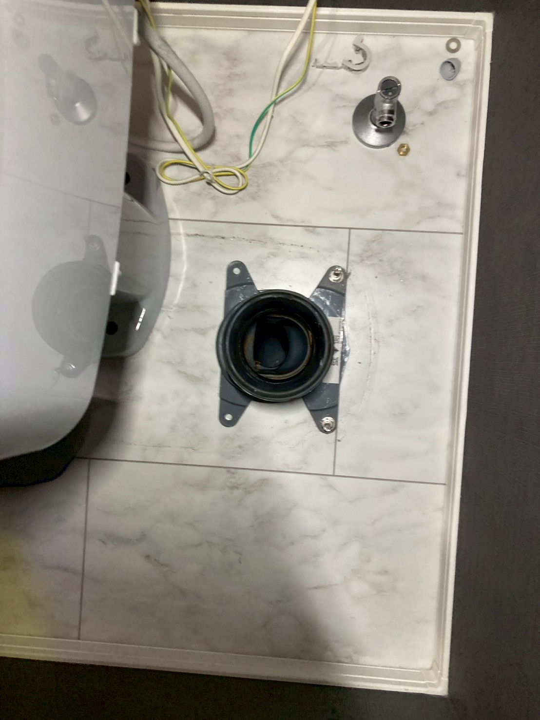 便器脱着後に露出した床フランジ（排水接続口）の状態