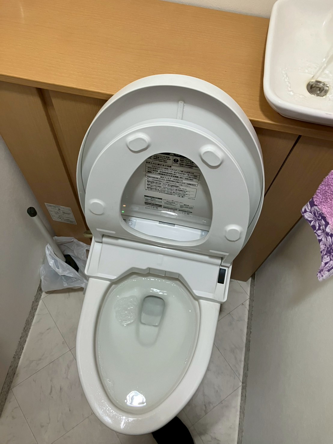 施工前の2Fトイレ全体。TOTO製タンクレス一体型ウォシュレット。水の流れが悪い状態