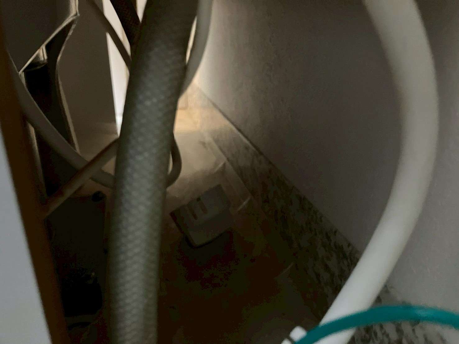 便器を取り外した後の床の排水管（フランジ部）が露出した状態。排水管内部に汚れが堆積している