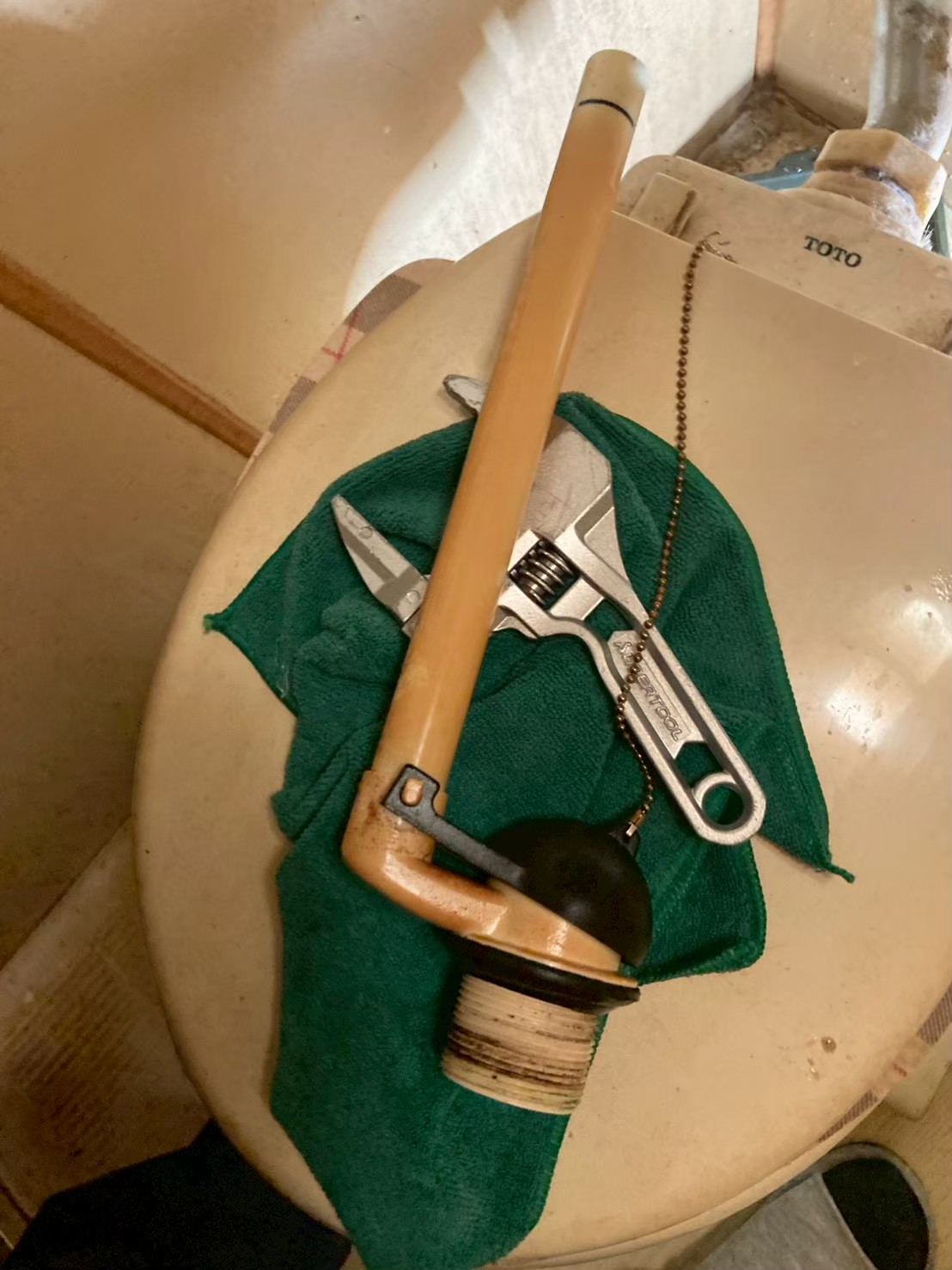 取り外した旧サイフォン管・フロートバルブ・チェーンと作業工具。劣化したゴム部品が確認できる